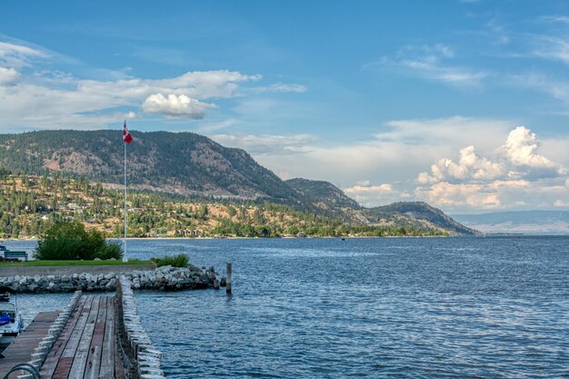 Überblick über den Okanagan-See an einem hellen Sommertag