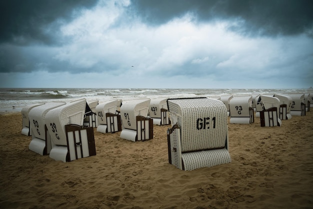 Überdachte Strandkörbe am Ostseestrand auf der Insel Usedom in Deutschland stürmen