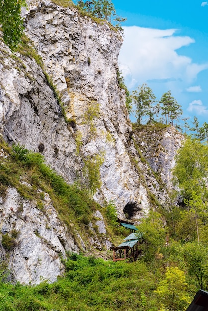 Überdachter Tavdinsky-Weg zum Naturdenkmal der Höhlen