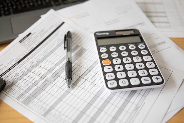Berechnung von Steuern und Gewinn im Büro. Konzept Unternehmen