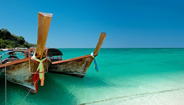 Bereit, die Segel zu setzen Aufnahme eines Bootes, das am Ufer an einem Strand in Phuket Thailand angedockt ist