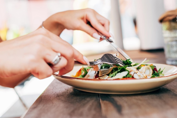 Foto bereit, frischen, gesunden salat zu essen