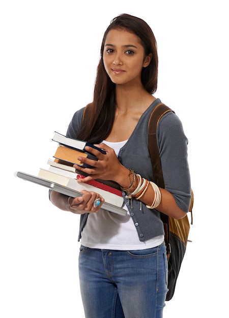 Bereit für das neue Semester Eine junge ethnische Frau mit einem Laptop und einem Stapel Bücher