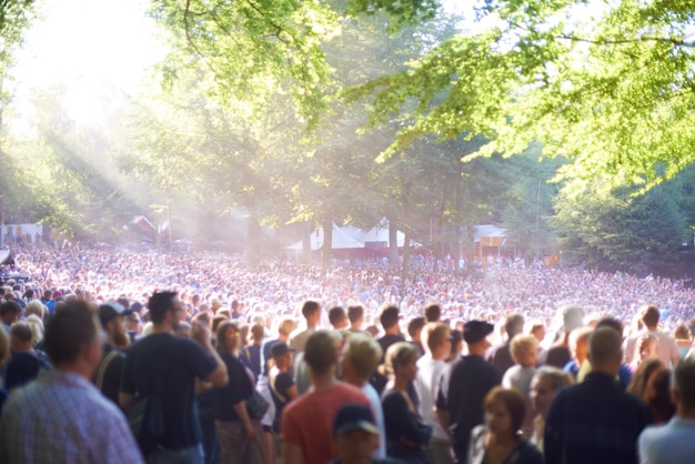 Bereit für den großen Auftritt Blick auf eine riesige Menschenmenge beim Skanderborg-Musikfestival