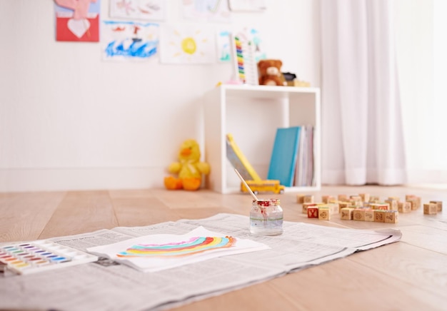 Bereit, kreativ zu werden Aufnahme von Malutensilien für Kinder auf dem Boden eines Kinderzimmers
