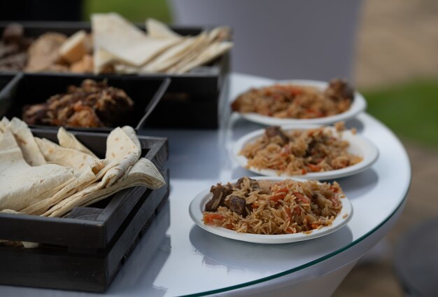 Bereit Pilaw und serviert. Nationalgericht der orientalischen Küche. Lavash, Brötchen und Brot. Fertiggerichte.