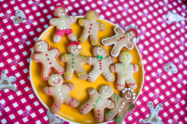 Bereite Weihnachtslebkuchenplätzchen auf einer Platte