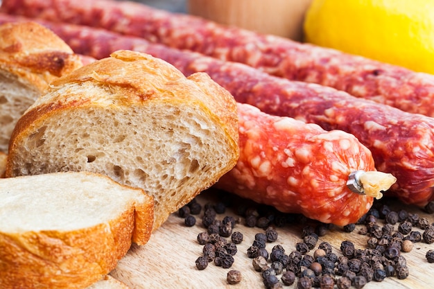 Bereiten Sie das Fleisch zusammen mit dem Brot während des Kochens in der Küche zum Essen vor