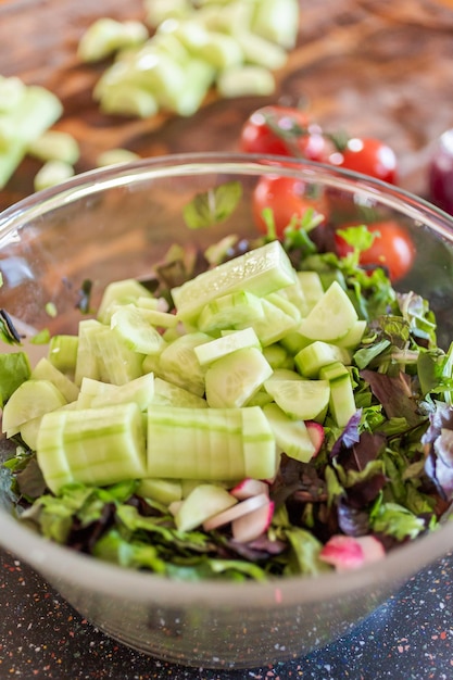 Bereiten Sie frischen Salat mit Bio-Gemüse zu.