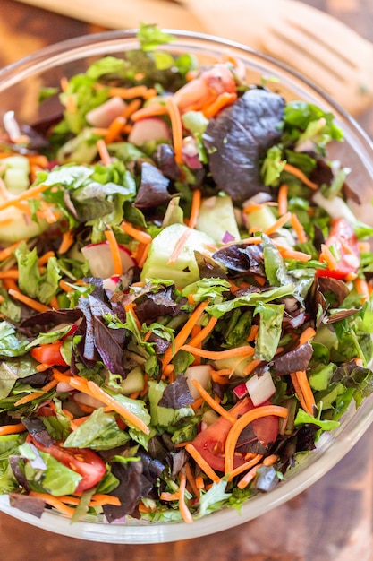 Bereiten Sie frischen Salat mit Bio-Gemüse zu.