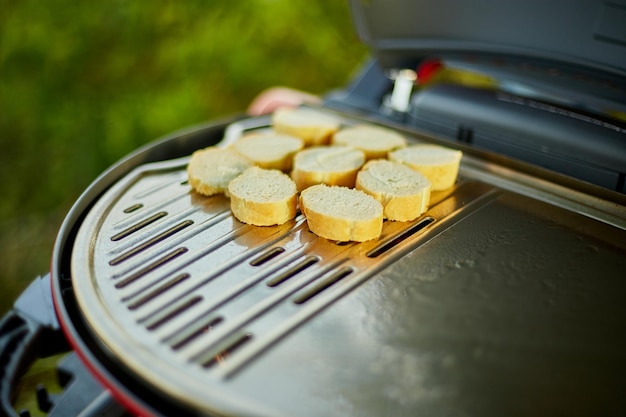 Bereiten Sie Ihr Frühstück mit Brotbruschetta auf dem Barbecue-Gasgrill zu