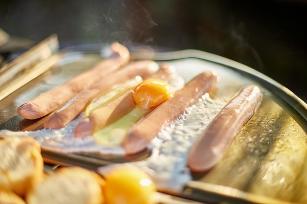 Bereiten Sie Ihr Frühstück zu, indem Sie Bruschetta-Würstchen und Eier auf dem Gasgrill grillen