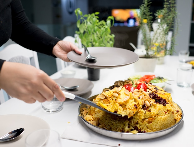 Bereites iftar Lebensmittel auf Tabelle zu Hause