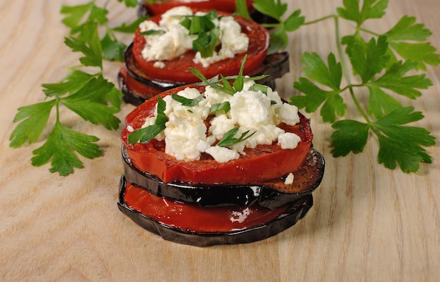 Berenjena asada con tomate y ricotta