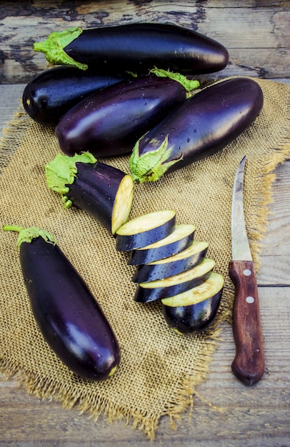 Berenjena. Comida. Enfoque selectivo Comida de jardín de la naturaleza.