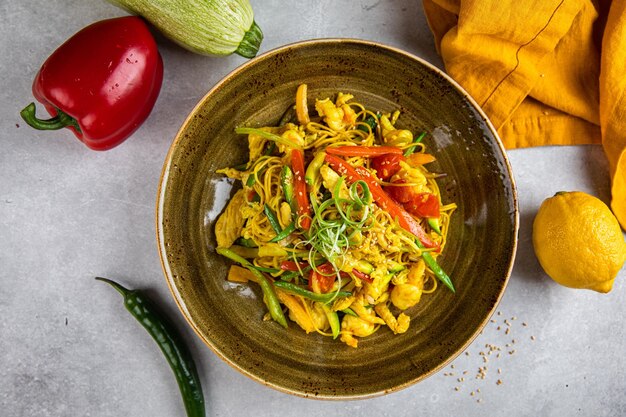 Berenjena Ensalada de frutas y tomate Fideos estilo Singapur Plato Frutas y verduras