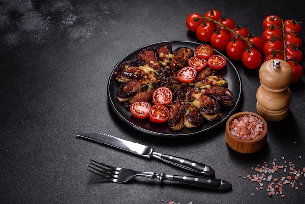 Berenjena fresca al horno con especias de carne picada y hierbas en un plato negro