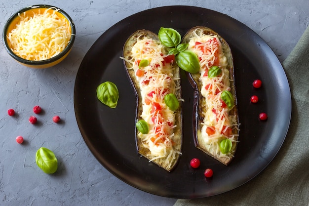 Berenjena frita rellena de tomate, queso rallado, aderezo de yogur y arándanos en el plato