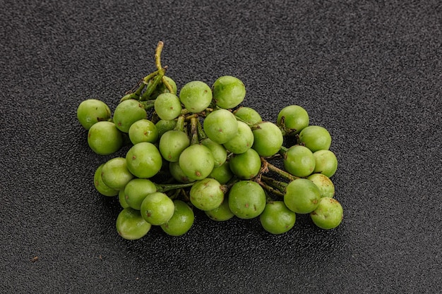 Berenjena de guisante silvestre madura cruda para cocinar