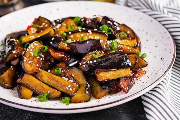 Foto berenjena picante picante al estilo coreano con cebolla verde