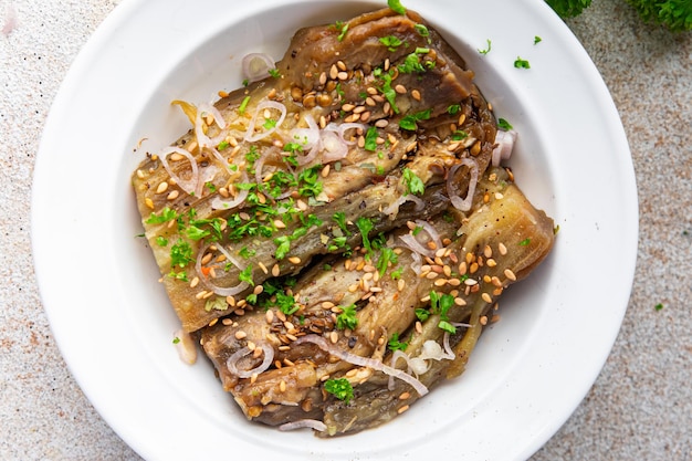 berenjena picante vegetales en escabeche comida asiática deliciosa merienda comida saludable comida merienda en la mesa