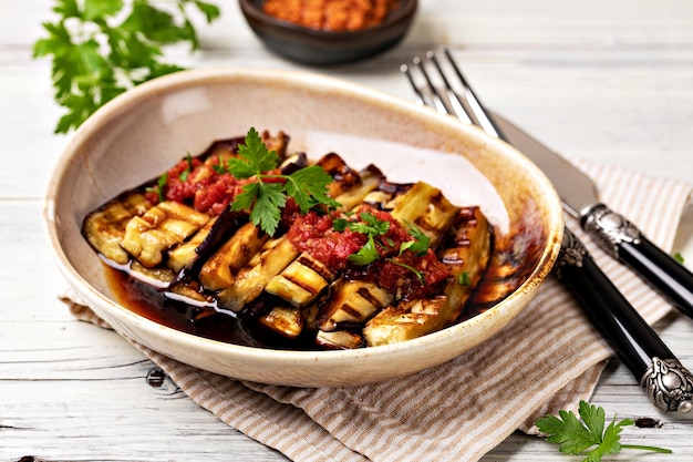 Berenjena a la plancha y salsa