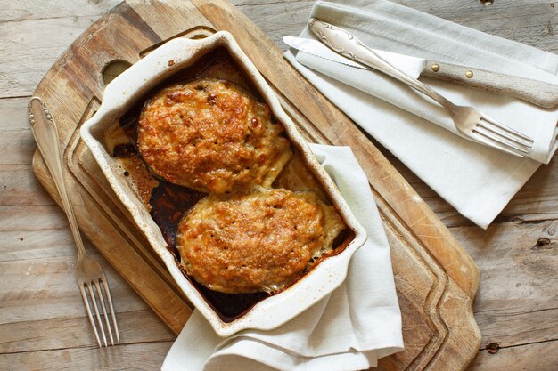 Berenjena rellena con carne de queso y tomates