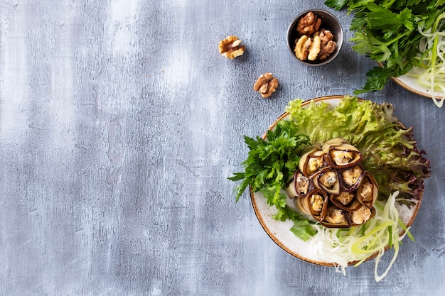 Berenjena rellena con queso y nueces. Vista superior, espacio de texto