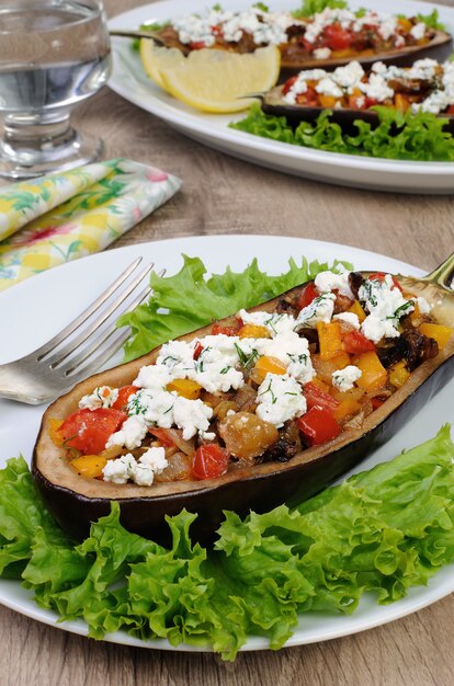 Berenjena rellena con ricotta y verduras en lechuga