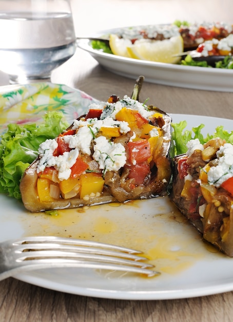 Berenjena rellena con ricotta y verduras en lechuga