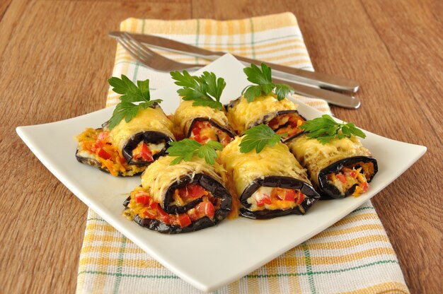 Berenjena rellena con tomate, zanahoria y queso