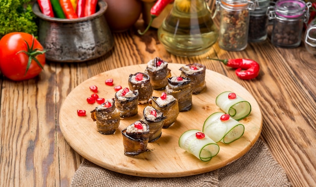 Berenjena rústica frita rellena con queso y rúcula decorada con carne