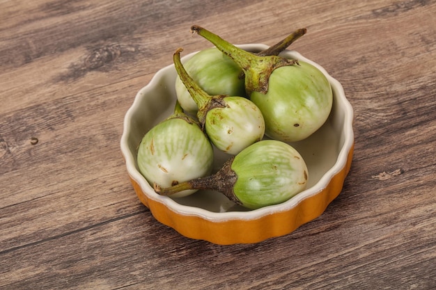 Berenjena verde asiática lista para cocinar