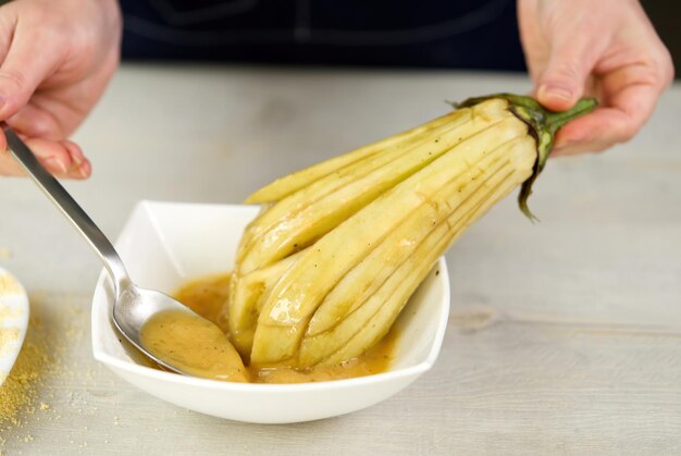 La berenjena se vierte con una salsa especial antes de cubrirse con pan rallado