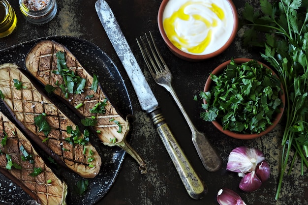 Berenjenas al horno con ajo y hierbas.