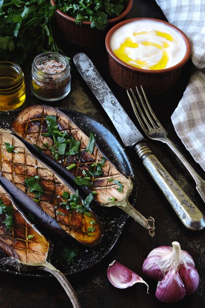 Berenjenas al horno con ajo y hierbas.