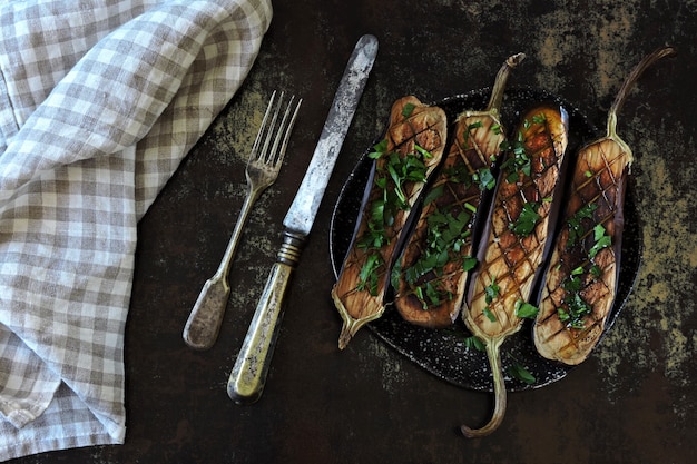 Berenjenas al horno con ajo y hierbas.