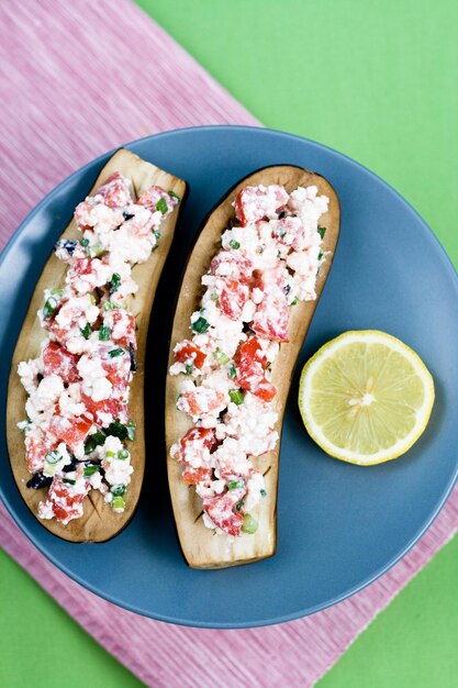 Berenjenas al horno con hierbas de tomate y requesón y limón