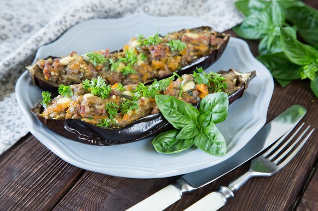 Berenjenas al horno rellenas de verduras, carne y queso.