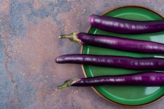 Berenjenas berenjenas asiáticas moradas pequeñas