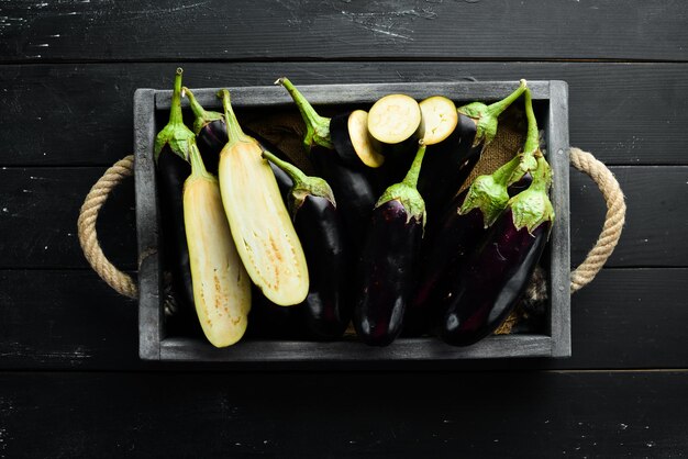 Berenjenas en una caja de madera. Vegetales. Vista superior. Espacio de copia libre.