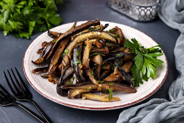 Berenjenas fritas con ajo y salsa de soja, en rodajas