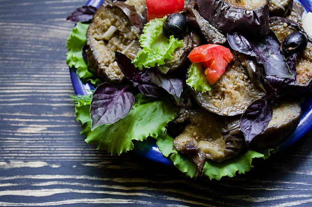 Berenjenas Fritas Con Ensalada Fresca Y Especias