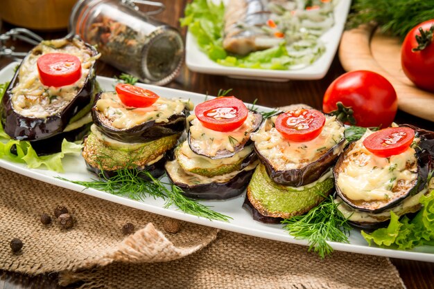 Berenjenas a la plancha y calabacín. Comida sabrosa y saludable