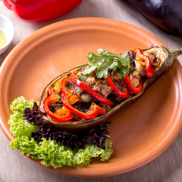 Berenjenas rellenas de carne picada y verduras.