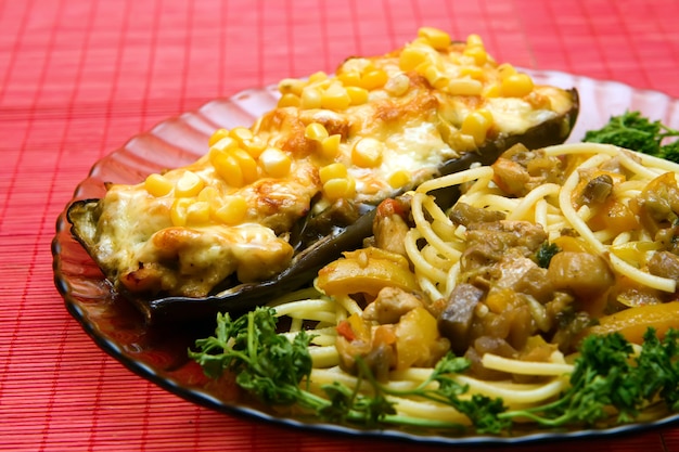 Berenjenas con relleno y fideos