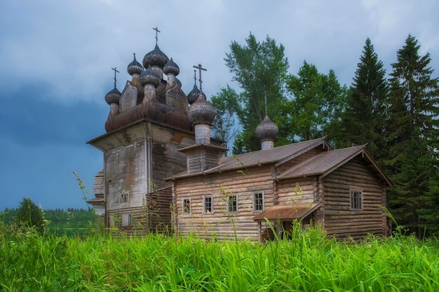 Berezhnaya Dubrova la antigua iglesia de madera de la Natividad de la Santísima Virgen en la región de Arkhangelsk a orillas del río Onega