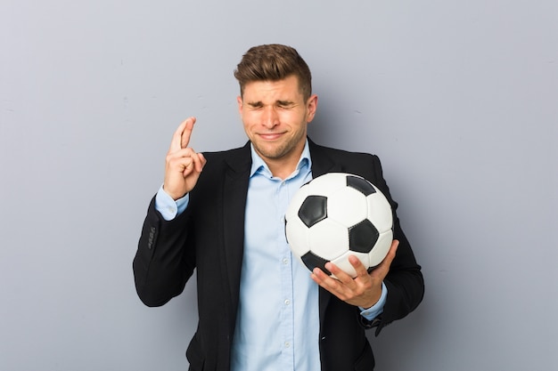 Überfahrtfinger des jungen Fußballtrainers für das Haben des Glücks