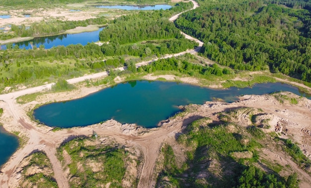 Überfluteter Sandsteinbruch in der Nähe von Sychevo. Üppige grüne Sommerlandschaft für Outdoor-Urlaub, Wandern, Camping oder Tourismus. Bezirk Wolokolamsk der Region Moskau. Russland