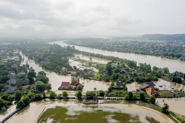 Überflutetes Dorf, Bauernhöfe und Felder nach heftigen Regenfällen